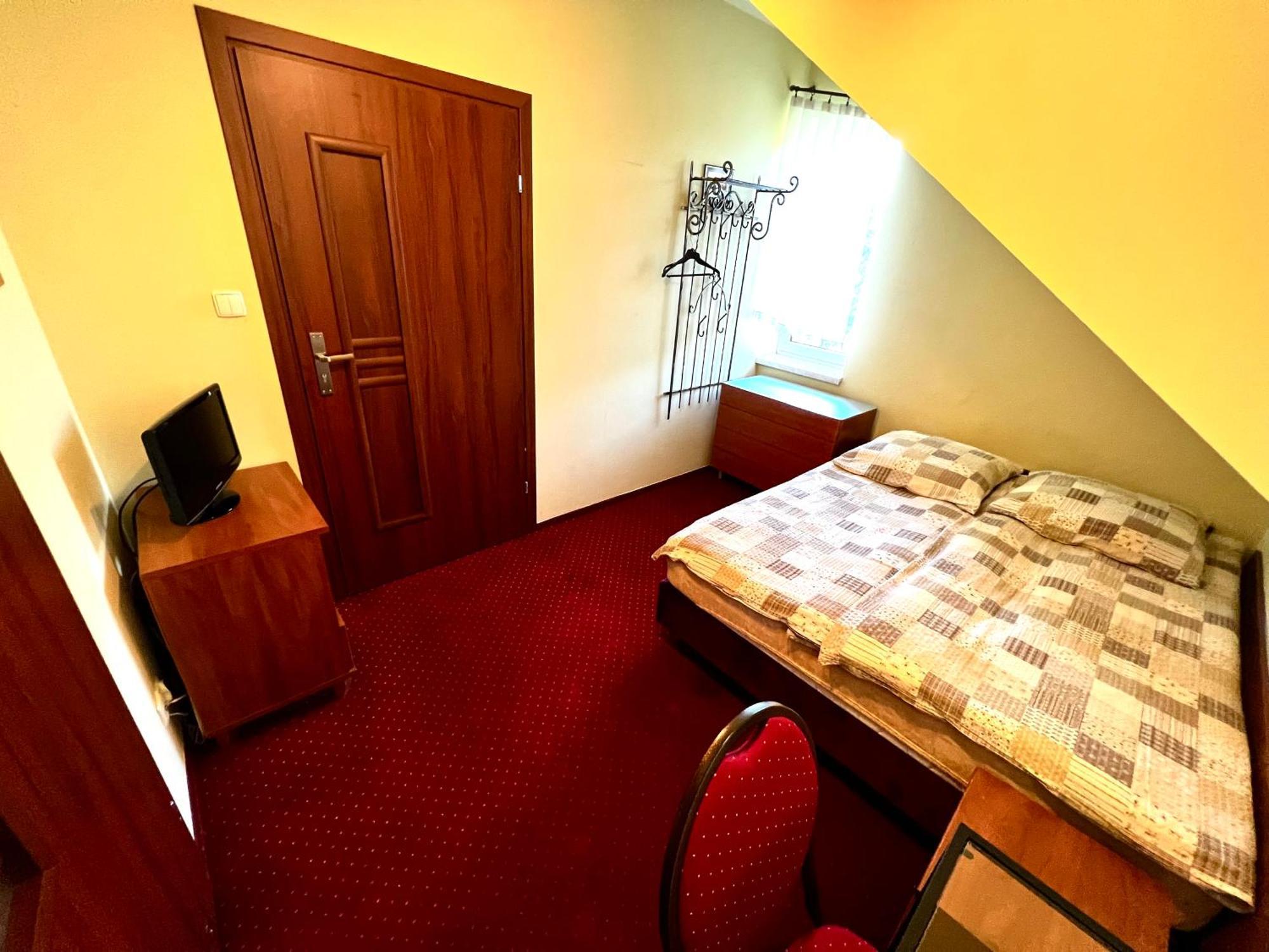 Zajazd Skorpion B&B Освенцим Экстерьер фото