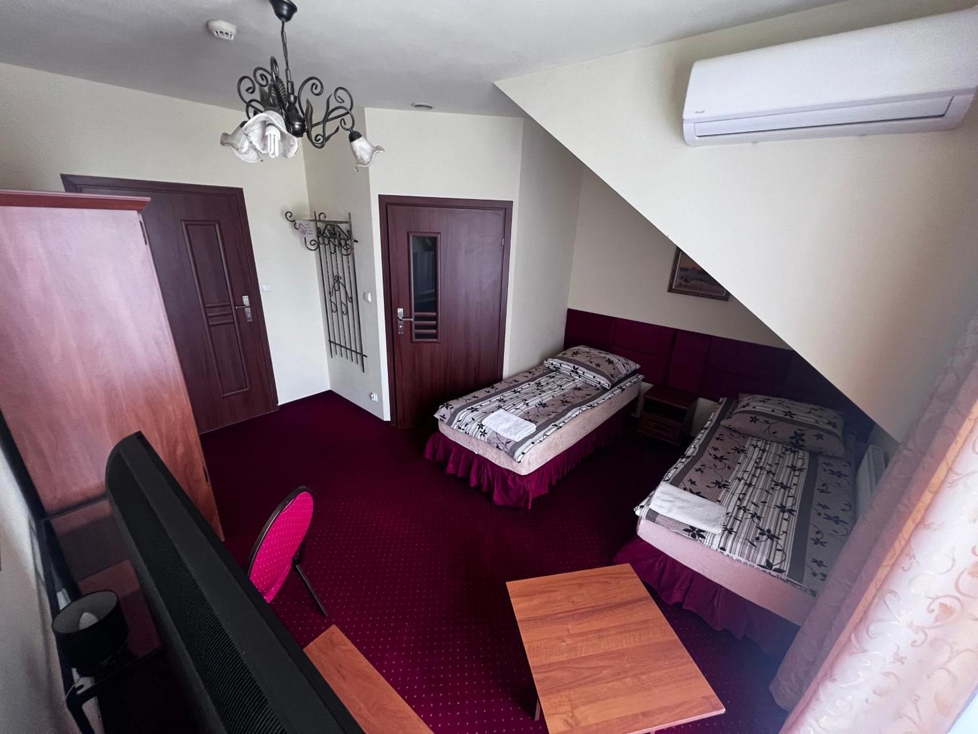 Zajazd Skorpion B&B Освенцим Экстерьер фото
