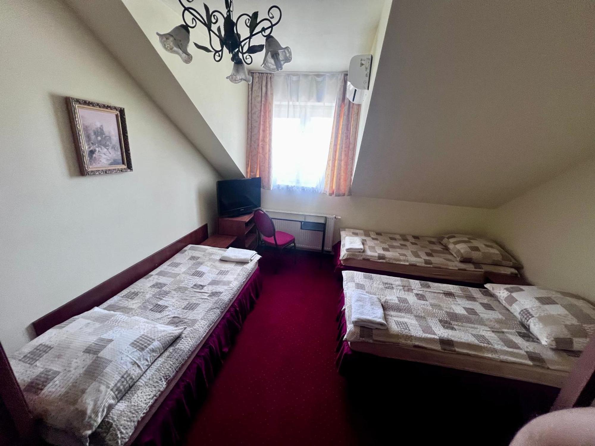 Zajazd Skorpion B&B Освенцим Экстерьер фото