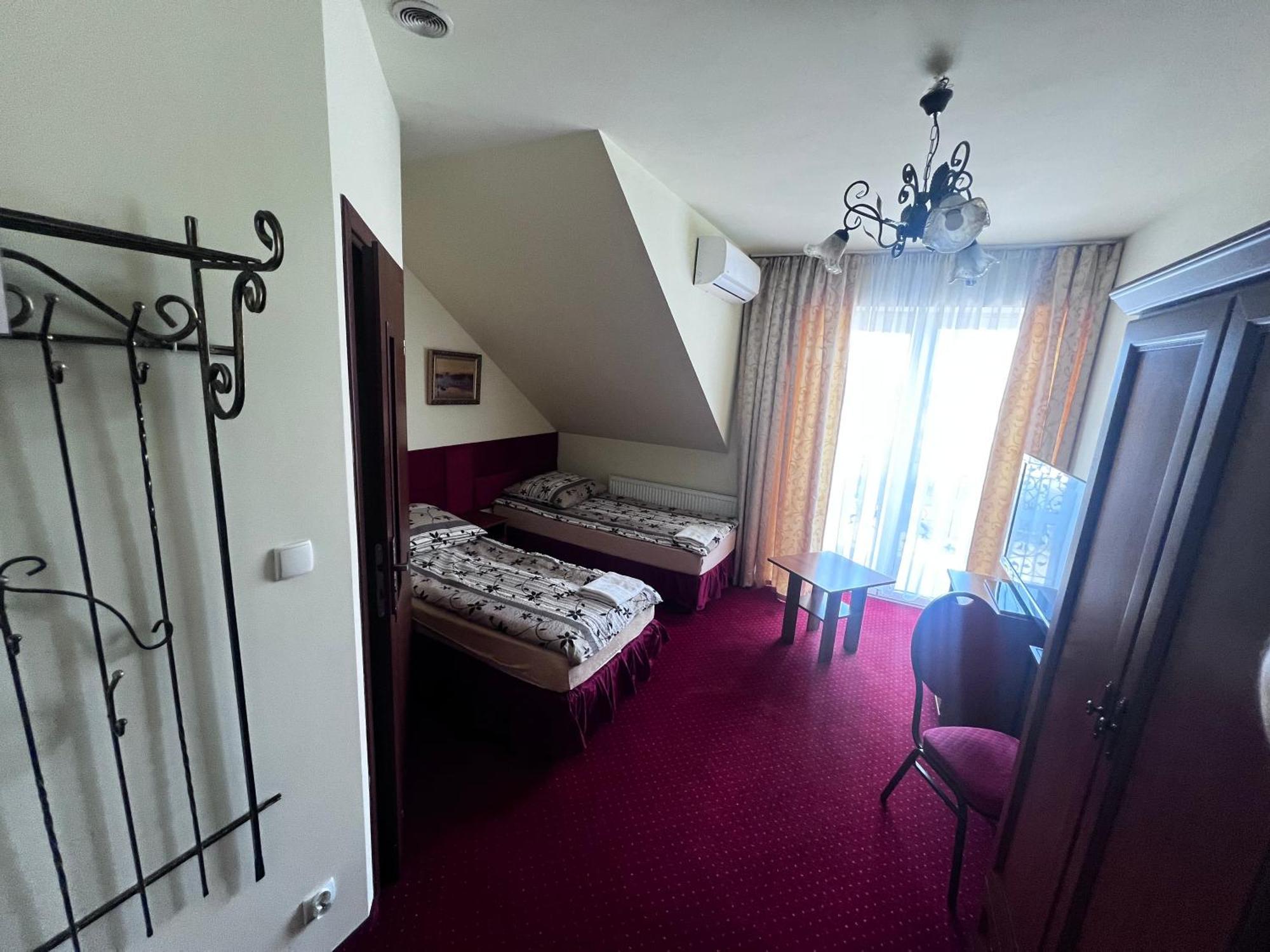 Zajazd Skorpion B&B Освенцим Экстерьер фото